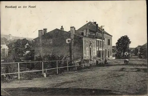 Ak Novéant sur Moselle Lothringen Moselle, Straßenpartie, Häuser