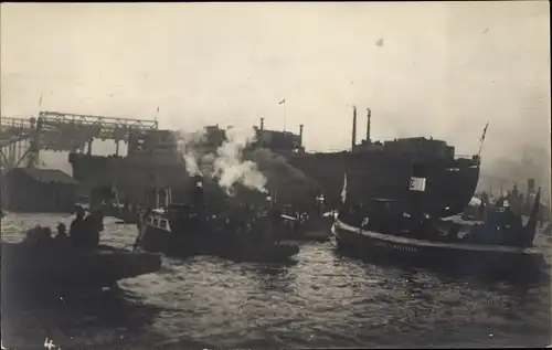 Foto Ak Frachtschiff und Schlepper in einem Hafen