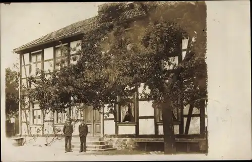 Foto Ak Wolfenbüttel in Niedersachsen Männer vor einem Fachwerkhaus, Wohnhaus