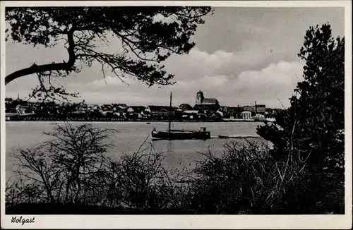 Ak Wolgast in Mecklenburg Vorpommern, Durchblick übers Wasser auf die Stadt, Boot