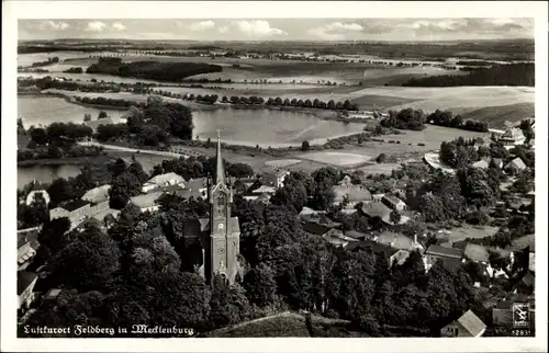 Ak Feldberg Feldberger Seenlandschaft, Fliegeraufnahme, Kirche, Panorama vom Ort