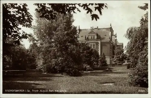 Ak Bischofswerda in Sachsen, Friedrich August Park mit Schule