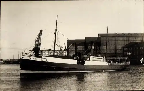 Foto Ak Fampfer Balder vor Lagerhallen