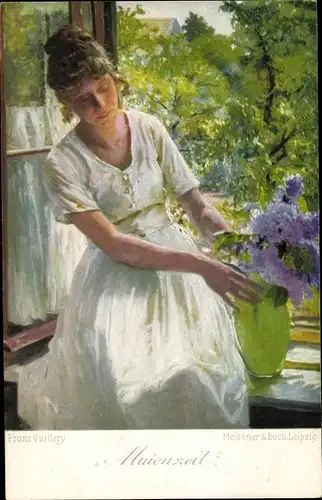 Künstler Ak Guillery, Frau am offenen Fenster mit Blumenvase, Maienzeit