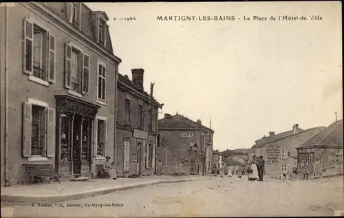 Ak Martigny les Bains Lothringen Vosges, La Place de l'Hotel de Ville