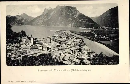 Ak Ebensee in Oberösterreich, Blick auf den Ort mit Traunausfluss, Salzkammergut