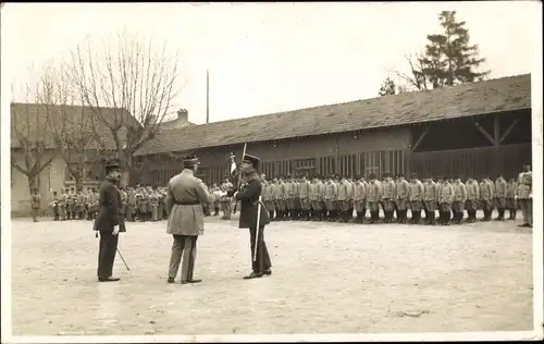 Foto Ak Clermont Ferrand Puy de Dôme, Französische Soldaten in Uniformen
