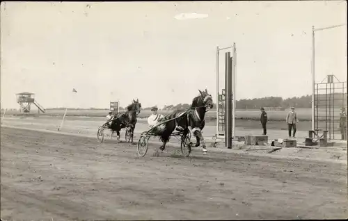 Foto Ak Pferderennsport, Trabrennen, Kurfürst, Charly Mills