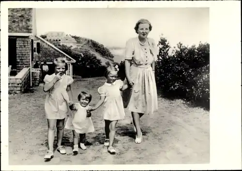 Foto Ak Juliana der Niederlande mit Töchtern, Beatrix, Margriet, Christina