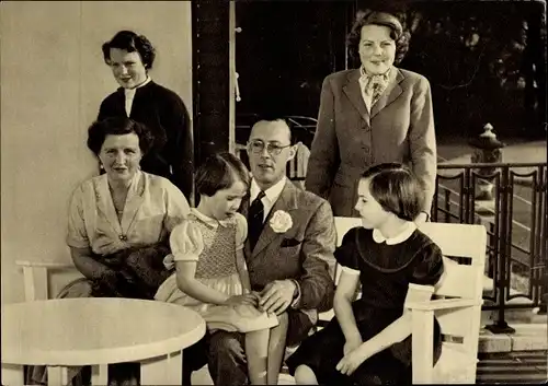 Ak Prinz Bernhard zu Lippe Biesterfeld, Juliana der Niederlande, Beatrix, Margriet, Irene, Christina