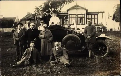 Foto Ak Personen mit einem Automobil, Gruppenbild