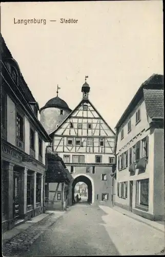 Ak Langenburg in Baden Württemberg, Straßenpartie mit Stadttor, Handlung