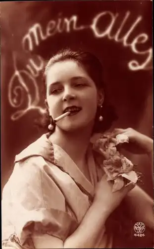 Ak Du mein alles, Portrait einer Frau mit Zigarette