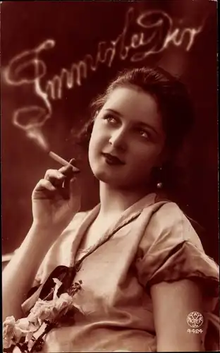 Ak Immer bei Dir, Portrait einer Frau mit Zigarette