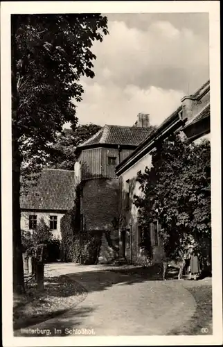 Ak Tschernjachowsk Insterburg Ostpreußen, Partie im Schlosshof