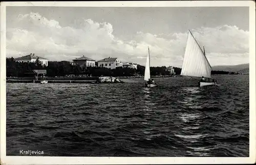 Ak Kraljevica Kroatien, Segelboote, Blick auf den Ort