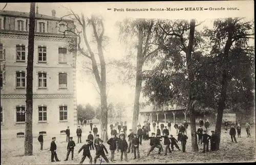 Ak Meaux Seine-et-Marne, Petit Seminare Sainte Marie, Grande cour