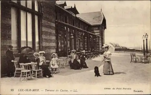 Ak Luc sur Mer Calvados, Terrasse du Casino, Frau mit Pudel