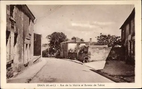 Ak Drain Maine et Loire, Rue de la Mairie et Bureau de Tabac