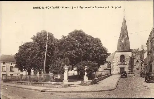 Ak Doué la Fontaine Maine et Loire, L'Eglise et le Square