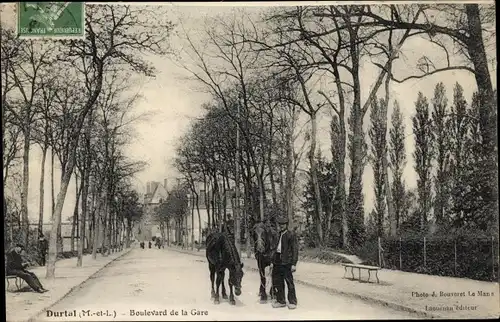 Ak Durtal Maine et Loire, Boulevard de la Gare, Mann mit Pferden