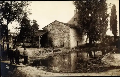 Foto Ak Dannevoux Meuse, Partie an der Mühle, deutsche Soldaten, I WK