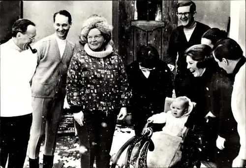 Ak Königin Juliana der Niederlande mit Prinzessinnen und Prinzen, Willem Alexander, Lech 1968