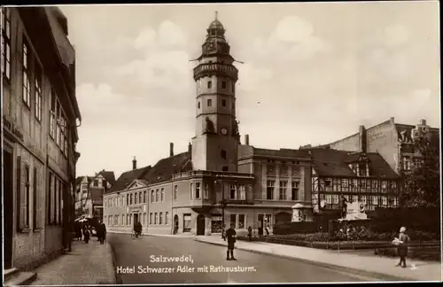 Ak Salzwedel in der Altmark, Straßenpartie, Hotel Schwarzer Adler, Rathausturm