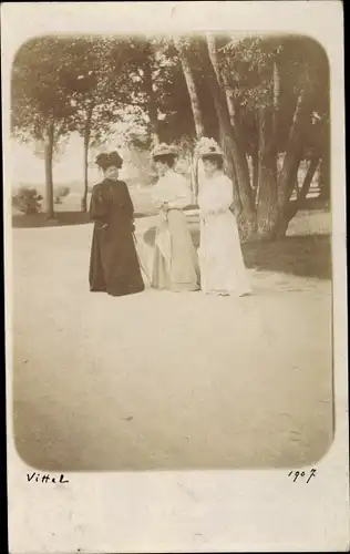 Foto Ak Vittel Lothringen Vosges, Drei Frauen im Park, Spaziergang, Sonnenschirm