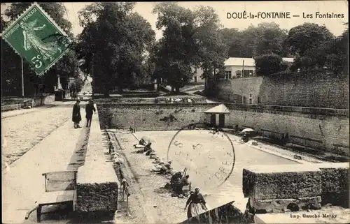 Ak Doué la Fontaine Maine et Loire, Les Fontaines, Wäscherinnen