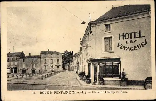 Ak Doué la Fontaine Maine et Loire, Place du Champ de Foire, Hotel des Voyageurs