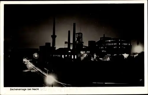 Ak Zechenanlage bei Nacht, Schornsteine, Fabrikgelände