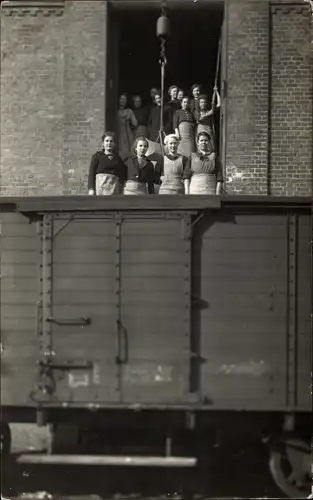 Foto Ak Menschengruppe, bei Böhmer, Passhandlung, Arbeiterinnen, Eisenbahnwaggon