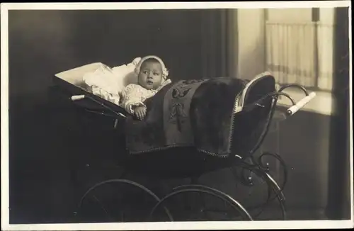 Foto Ak Kleinkind im Kinderwagen