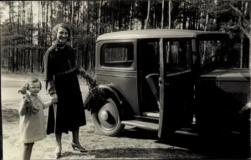 Foto Ak Frau und Mädchen am Waldrand, Automobil