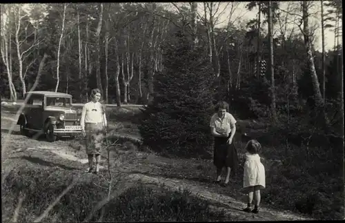 Foto Ak Frauen und Mädchen auf einer Waldlichtung, Automobil