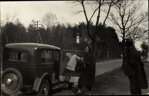 Foto Ak Automobil am Straßenrand, Familie