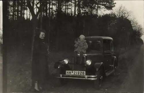 Foto Ak Automobil am Straßenrand, Frau und Mädchen, Kennzeichen HH 21928