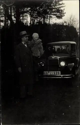 Foto Ak Automobil am Waldrand, Mann und Mädchen, Kennzeichen HH 21928