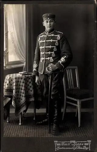 Foto Soldat, Kaiserreich, Husaren-Uniform, Säbel, Standportrait