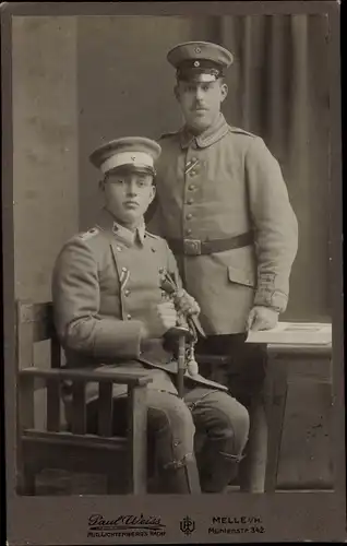 Foto Zwei Soldaten, Kaiserreich, Uniform, Säbel, Schirmmütze, Standportrait