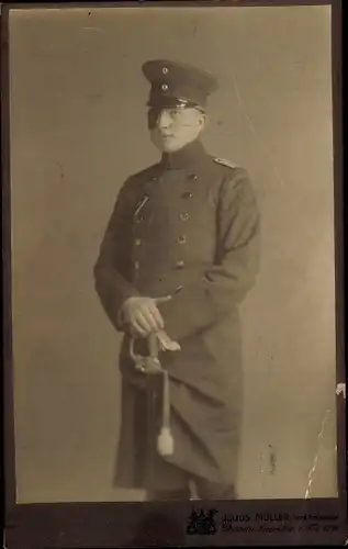 Foto Soldat, Kaiserreich, Augenklappe, Offiziers-Uniform, Schirmmütze, Säbel, I. WK, Standportrait