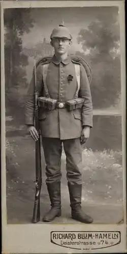 Foto Soldat, Kaiserreich, Pickelhaube, Bajonett, Gewehr, Uniform, Standportrait