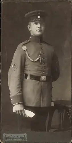 Foto Soldat, Kaiserreich, Säbel, Offiziers-Uniform, Schützenschnur, Schirmmütze, Standportrait