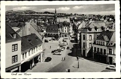 Ak Mayen in der Eifel, Straßenpartie, Kirchturm, Parkplatz, Geschäfte