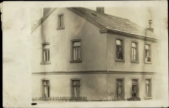 Foto Ak Thronitz Markranstädt in Sachsen, Wohnhaus, Anwohner an den Fenstern