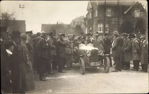 Foto Ak Benelux?, Autorennen, Rennauto, Menschenmenge