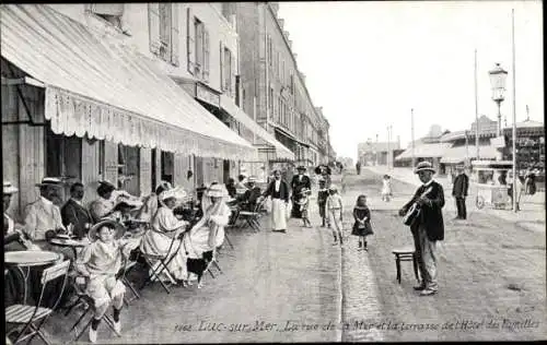 Ak Luc sur Mer Calvados, La rue de la Mer et la terrasse de l'Hotel des Familles