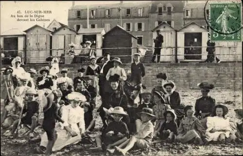 Ak Luc sur Mer Calvados, Au bas de la Digue devant les Cabines