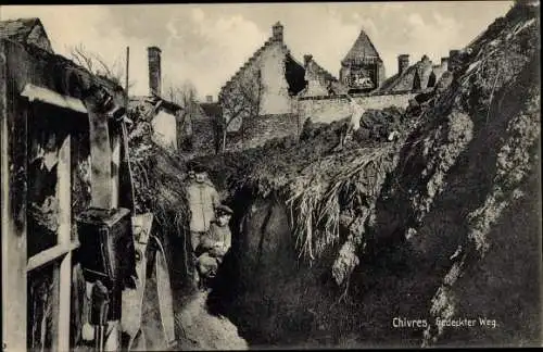 Ak Chivres en Laonnois Aisne, Gedeckter Weg, deutsche Soldaten im Schützengraben, I. WK